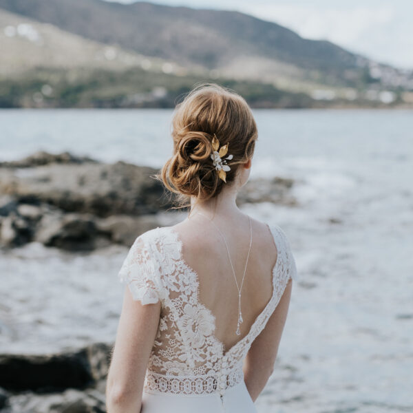 Peigne pour coiffure de mariée. Bijou de mariage avec des feuilles et fleurs de porcelaine et perle.