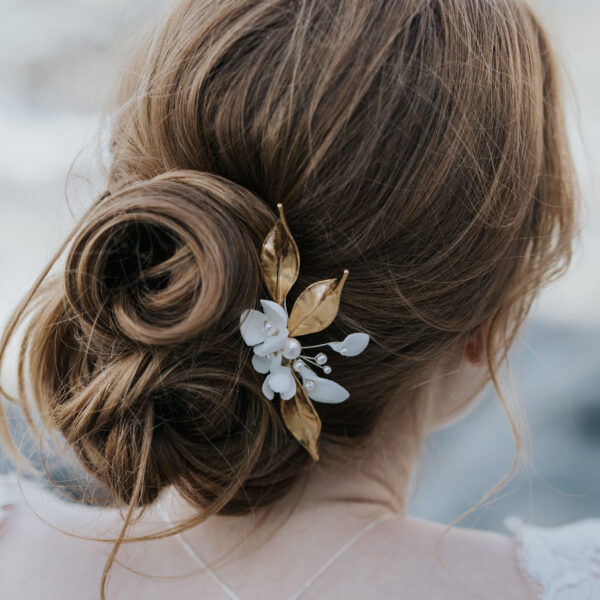 Peigne pour coiffure de mariée. Bijou de mariage avec des feuilles et fleurs de porcelaine et perle.