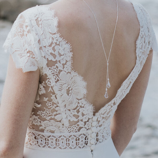 collier de dos pour robe de mariée avec un dos nu. Bijou avec des gouttes en cristal.