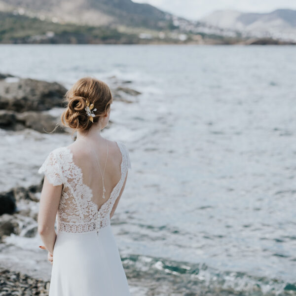 collier de dos pour robe de mariée avec un dos nu. Bijou avec des gouttes en cristal.