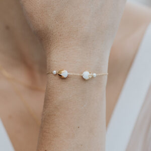 bijou de mariage, bracelet de mariée fin et élégant en perle de porcelaine et perle nacrées