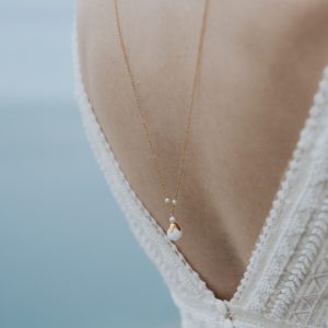 collier de mariage pour robe de mariée dos nu en perle et porcelaine