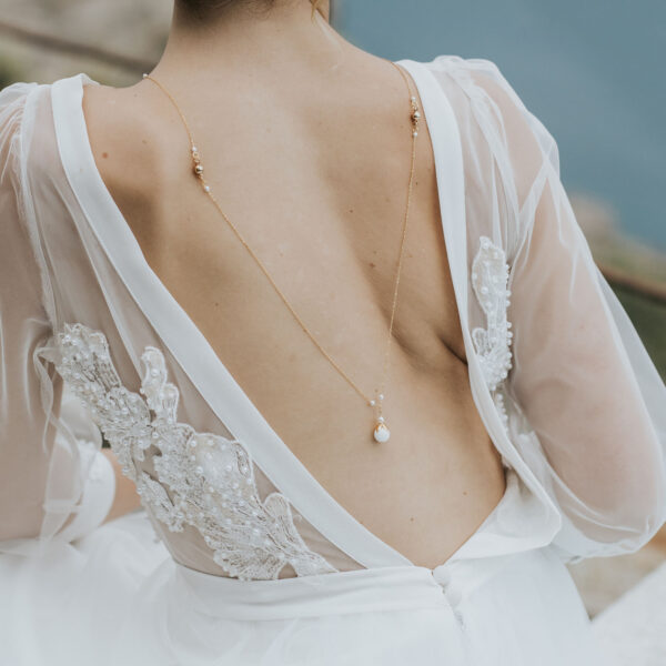collier de mariage pour robe de mariée dos nu en perle et porcelaine avec un dos amovible