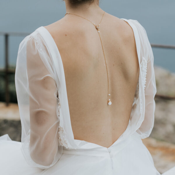 collier de mariage pour robe de mariée dos nu en perle et porcelaine avec un dos amovible