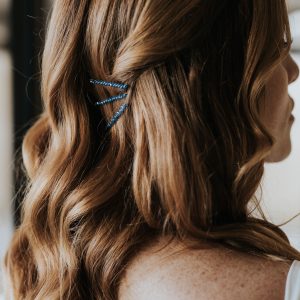 Coiffure de mariée, cheveux détachés avec trois barettes perlées, en cristal bleu.