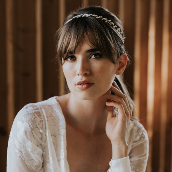 Couronne de mariée fine et délicate. Bijou de mariage en nacre et perles de Swarovski, rehaussé de strass brillants.