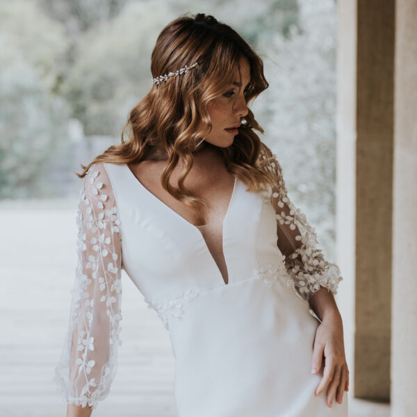 Couronne de mariée fine et délicate. Bijou de mariage en nacre et perles de Swarovski, rehaussé de strass brillants.