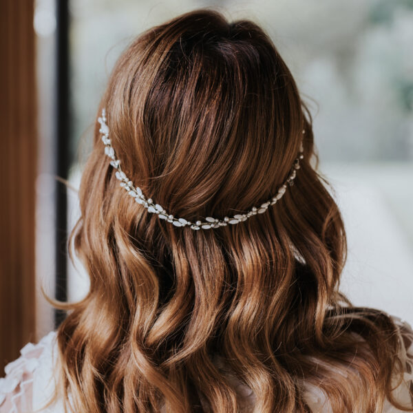 Couronne de mariée fine et délicate. Bijou de mariage en nacre et perles de Swarovski, rehaussé de strass brillants.
