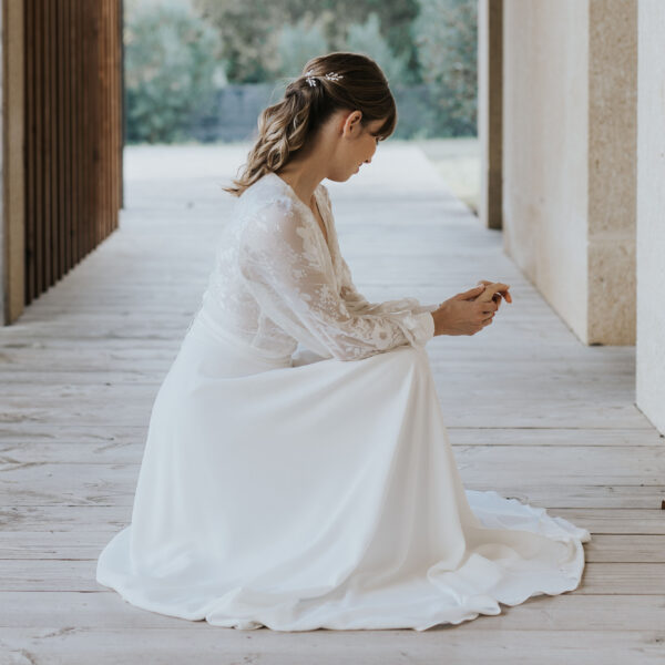 Accessoires cheveux de mariage en nacre et perles de Swarovski, portés par un mariée. Ces bijoux de mariage sont composés d'épingles à chignon.
