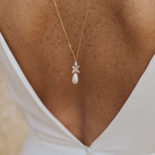 Pendentif d'un collier de dos en forme de goutte et fleur strassée. Bijou de mariage pour robe dos nu.