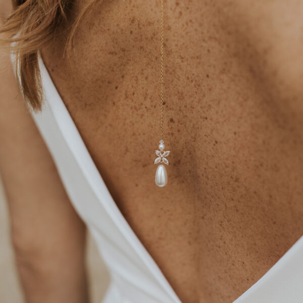 Bijou de mariage fin et élégant en perles et strass, à porter en pendentif de dos sur une robe de mariée dos nu.