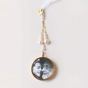 KALEB - Bijoux de mariage Hélène Ripoll, bijou pour bouquet de mariée en perles avec médaillon photo