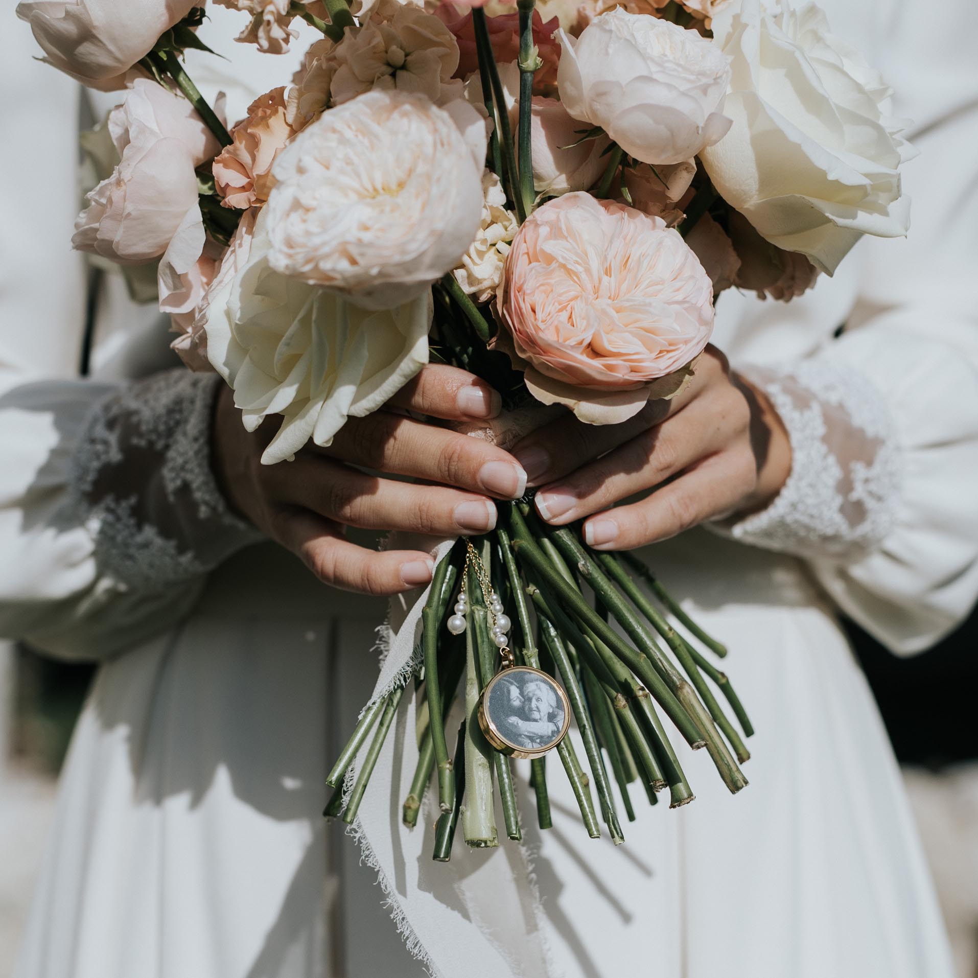 KALEB - Bijoux de mariage Hélène Ripoll, bijou pour bouquet de mariée en perles avec médaillon photo
