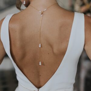 KANDICE - Bijoux de mariage Hélène Ripoll, pendentif de dos pour robe de mariée dos nu. perles d'eau douce et perles rose poudré.