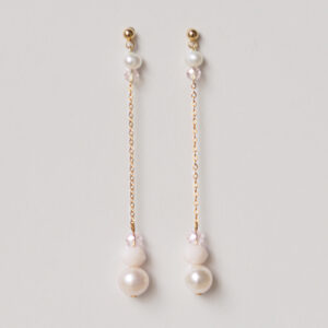 KANDICE - Bijoux de mariage Hélène Ripoll, boucles d'oreilles fines et longues, cristal, perles rose poudré et perle d'eau douce.