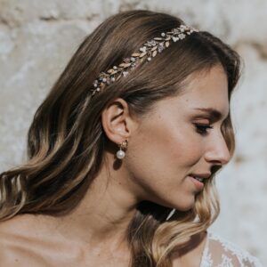 KANDICE - Bijoux de mariage Hélène Ripoll, couronne, vigne de cheveux pour coiffure de mariée. perles d'eau douce, feuilles strassées, cristal, perles rose poudré, graine de melon.