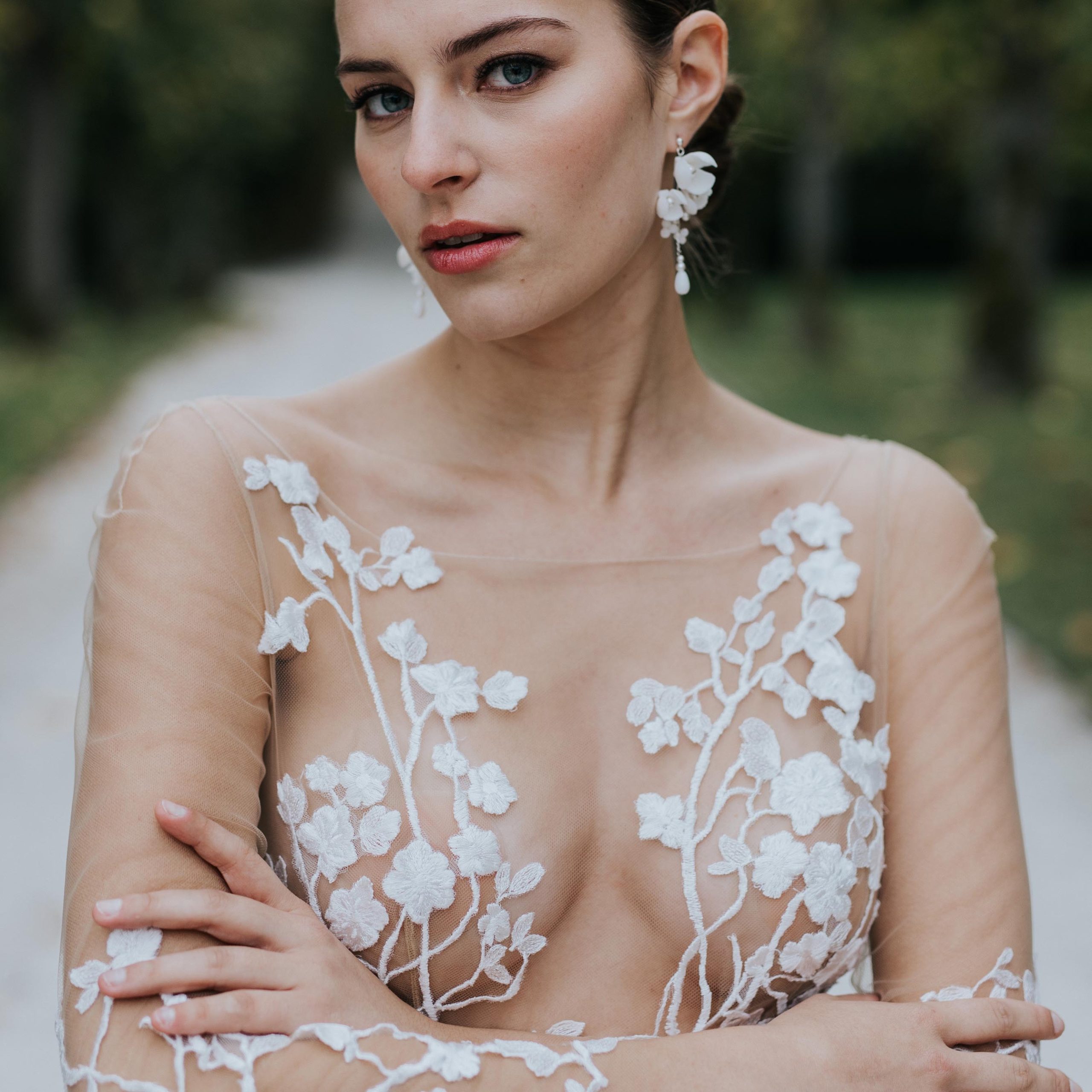 KATALEYA- Bijoux de mariage Hélène Ripoll, boucles d'oreilles de mariée oversize avec des fleurs et gouttes en porcelaine et perles nacrées.
