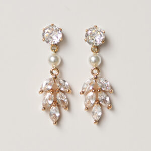 KATE- Bijoux de mariage Hélène Ripoll, boucles d'oreilles de mariée chic et élégantes en cristal effet diamant et perle nacrée.