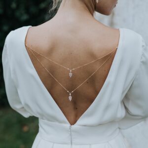 KATE- Bijoux de mariage Hélène Ripoll, bijou de robe pour robe de mariée dos nu. Fines chaînes, perles nacrées et feuille en cristal