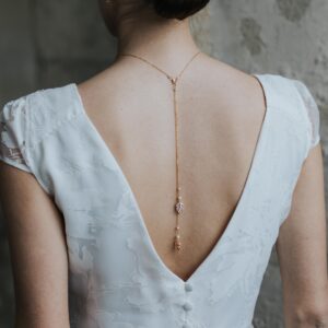 KATE- Bijoux de mariage Hélène Ripoll, pendentif de dos pour robe de mariée dos nu. Fines chaînes, perles nacrées et feuille en cristal