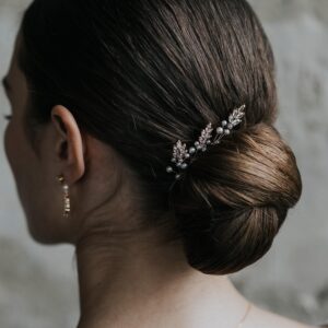 KATE- Bijoux de mariage Hélène Ripoll, trio d'épingles à chignon pour coiffure de mariée. Perles nacrées et feuille en cristal.