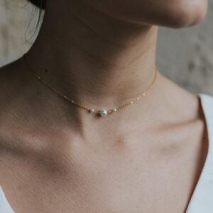 KATE- Bijoux de mariage Hélène Ripoll, collier ras de cou. Perles nacrées et feuille en cristal.