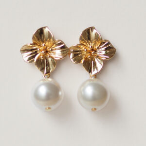 KELLY- Bijoux de mariage Hélène Ripoll, élégante boucles d'oreilles de mariée avec une fleur dorée et une perle de nacrée.
