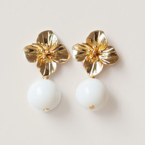 KELLY- Bijoux de mariage Hélène Ripoll, élégante boucles d'oreilles de mariée avec une fleur dorée et une perle de porcelaine.