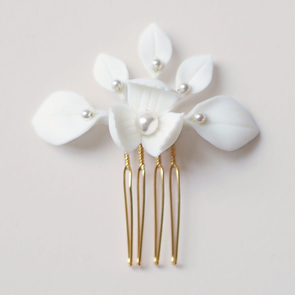 KEREN- Bijoux de mariage Hélène Ripoll, délicat peigne de mariée en porcelaine et perles nacrées.