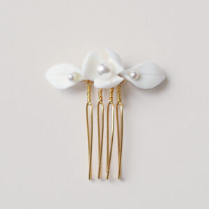 KEREN- Bijoux de mariage Hélène Ripoll, délicat peigne de mariée en porcelaine et perles nacrées.