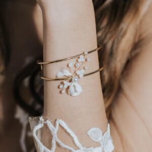 KILLIAN - Bijoux de mariage Hélène Ripoll, bracelet jonc de mariée en porcelaine et perles nacrées.