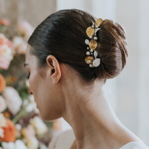 KIRSTEN - Bijoux de mariage Hélène Ripoll, ornement, vigne, pour coiffure de mariée en feuilles de porcelaine, perles nacrées et pétales dorés.