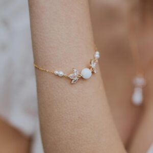 KISS - Bijoux de mariage Hélène Ripoll, ornement, bracelet de mariée en feuilles strassée diamant, perles nacrées et perle de porcelaine.