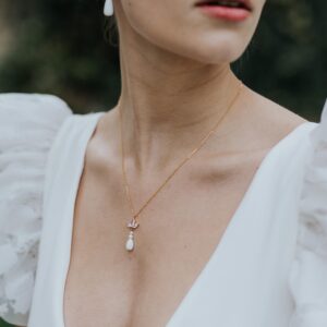 KISS - Bijoux de mariage Hélène Ripoll, collier pendant de mariée en feuilles strassée diamant, perles nacrées et perle de porcelaine.