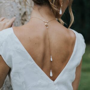 KISS - Bijoux de mariage Hélène Ripoll, pendentif de dos pour robe de mariée dos nu. Perles nacrées, goutte en porcelaine et feuille strassée.