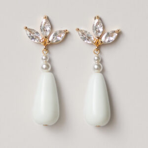 KISS - Bijoux de mariage Hélène Ripoll, boucles d'oreilles de mariée. Perles nacrées, goutte en porcelaine et feuille strassée.