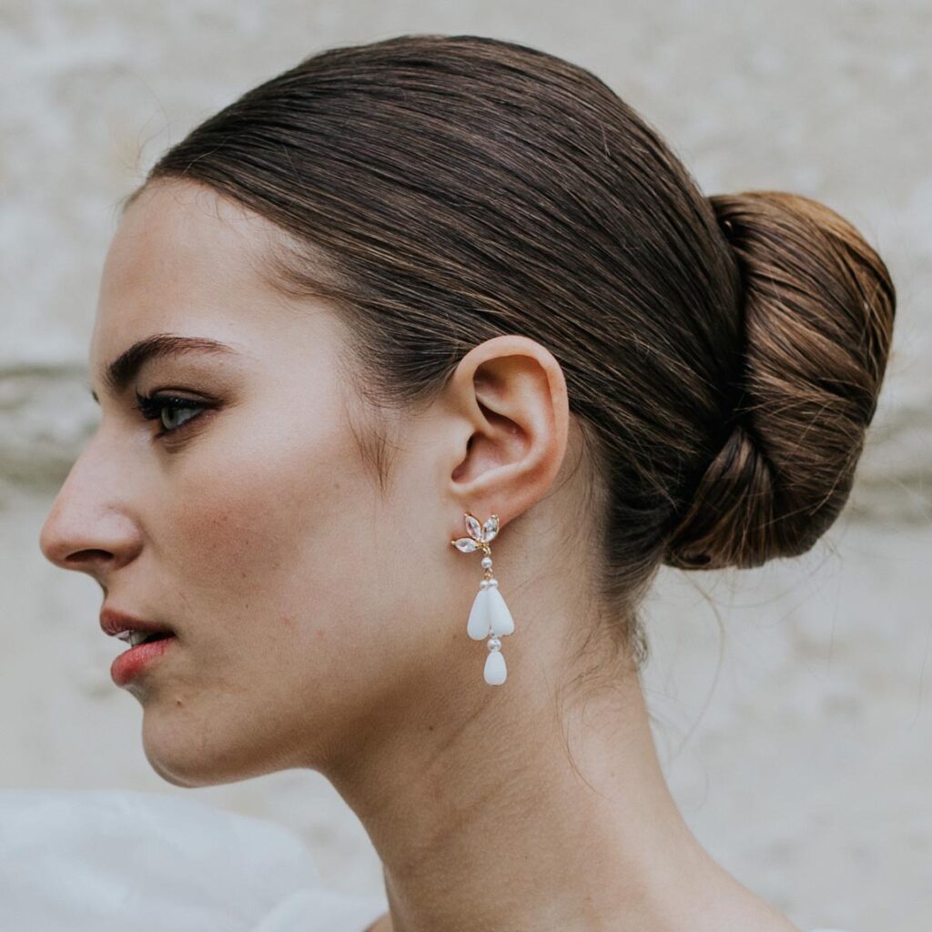 KISS - Bijoux de mariage Hélène Ripoll, boucles d'oreilles chandelier de mariée. Perles nacrées, goutte en porcelaine, feuilles strassées, diamant.