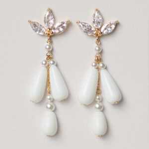 KISS - Bijoux de mariage Hélène Ripoll, boucles d'oreilles chandelier de mariée. Perles nacrées, goutte en porcelaine, feuilles strassées, diamant.