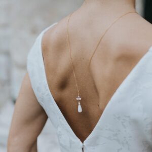 KISS - Bijoux de mariage Hélène Ripoll, collier de dos élégant. Perles nacrées, goutte en porcelaine, feuilles strassées, diamant.