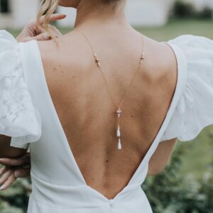 KISS - Bijoux de mariage Hélène Ripoll, collier de dos amovible pour robe de mariée dos nu. Perles nacrées, goutte en porcelaine, feuilles strassées, diamant.