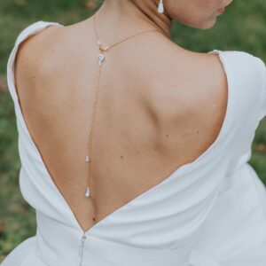KOREY- Bijoux de mariage Hélène Ripoll, quelque chose de bleu, pendentif de dos pour robe de mariée dos nu. Perles nacrées, bijou bleu.