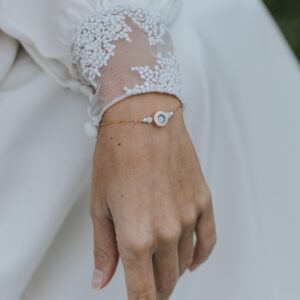 KOREY- Bijoux de mariage Hélène Ripoll, quelque chose de bleu, bracelet de mariée. Perles nacrées, bijou bleu.