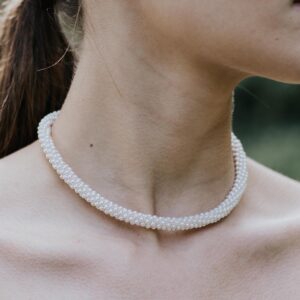 KURT - Bijoux de mariage Hélène Ripoll, collier rang de perles large en perles nacrée.