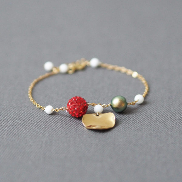 bracelet de noel avec des perles vert et rouge