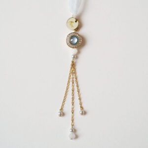 KOREY- Bijoux de mariage Hélène Ripoll, quelque chose de bleu, bijou pour bouquet de mariée. Perles nacrées, bijou bleu.