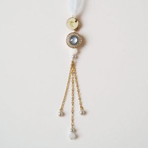 KOREY- Bijoux de mariage Hélène Ripoll, quelque chose de bleu, bijou pour bouquet de mariée. Perles nacrées, bijou bleu.