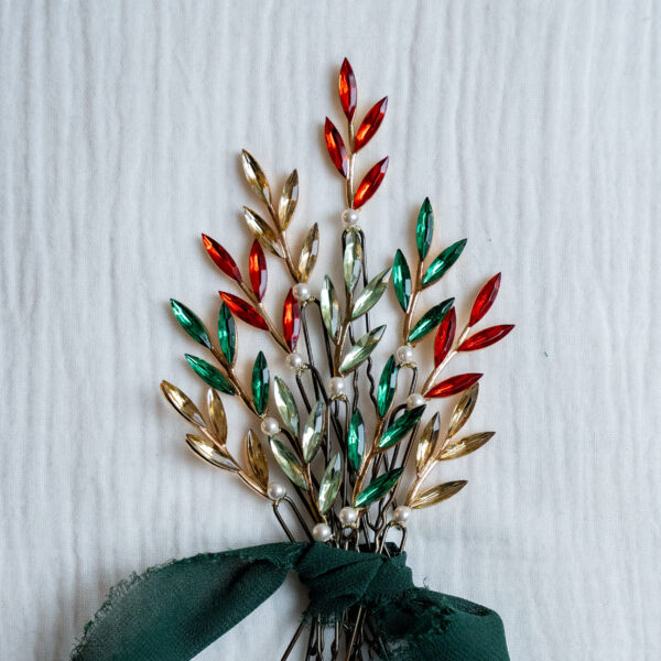 Accessoire cheveux avec un feuillage strassé et une perle de Swarovski monté sur épingle à cheveux. bijoux de mariage déclinés aux coloris de Noel en rouge vert et or.