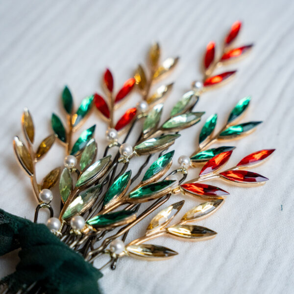 Accessoire cheveux avec un feuillage strassé et une perle de Swarovski monté sur épingle à cheveux. bijoux de mariage déclinés aux coloris de Noel en rouge vert et or.