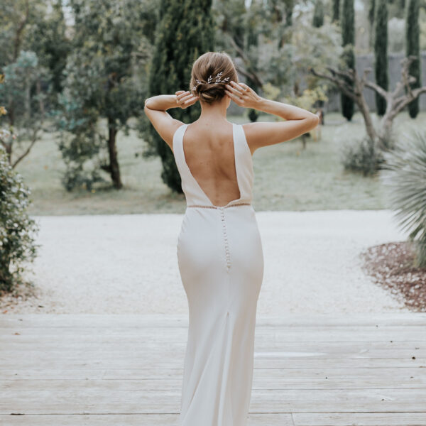 Mariée avec un chignon, rehaussé de fines épingles à cheveux strassées.