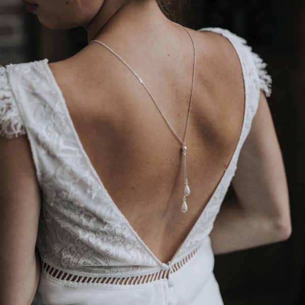 collier mariage robe dos nu en perle monté sur une fine chaine.